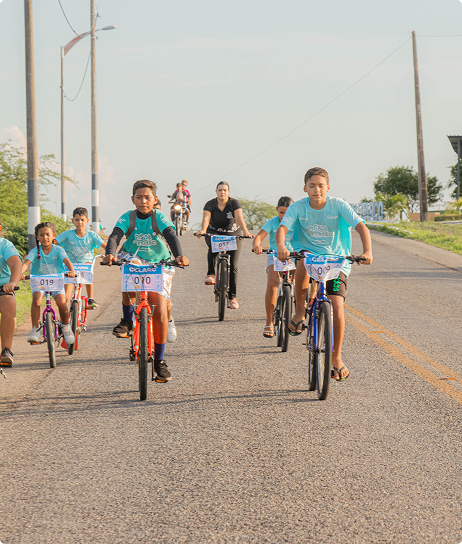 Crianças andando de bicicleta