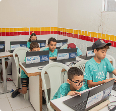 Criança em sala de aula